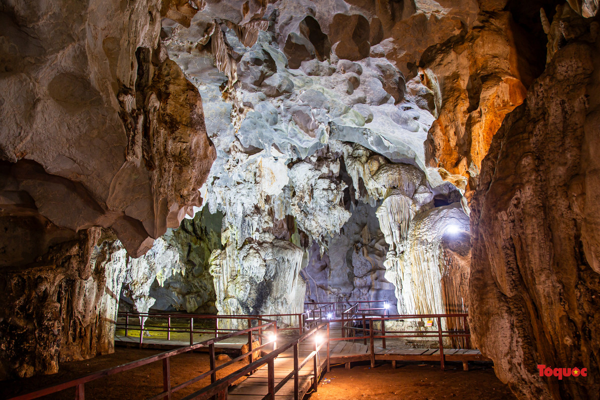 Khoảng hang rộng và những cột thạch nhũ hình thành tạo nên cảm giác những cánh cửa đi vào phòng phía trong của một ngôi nhà