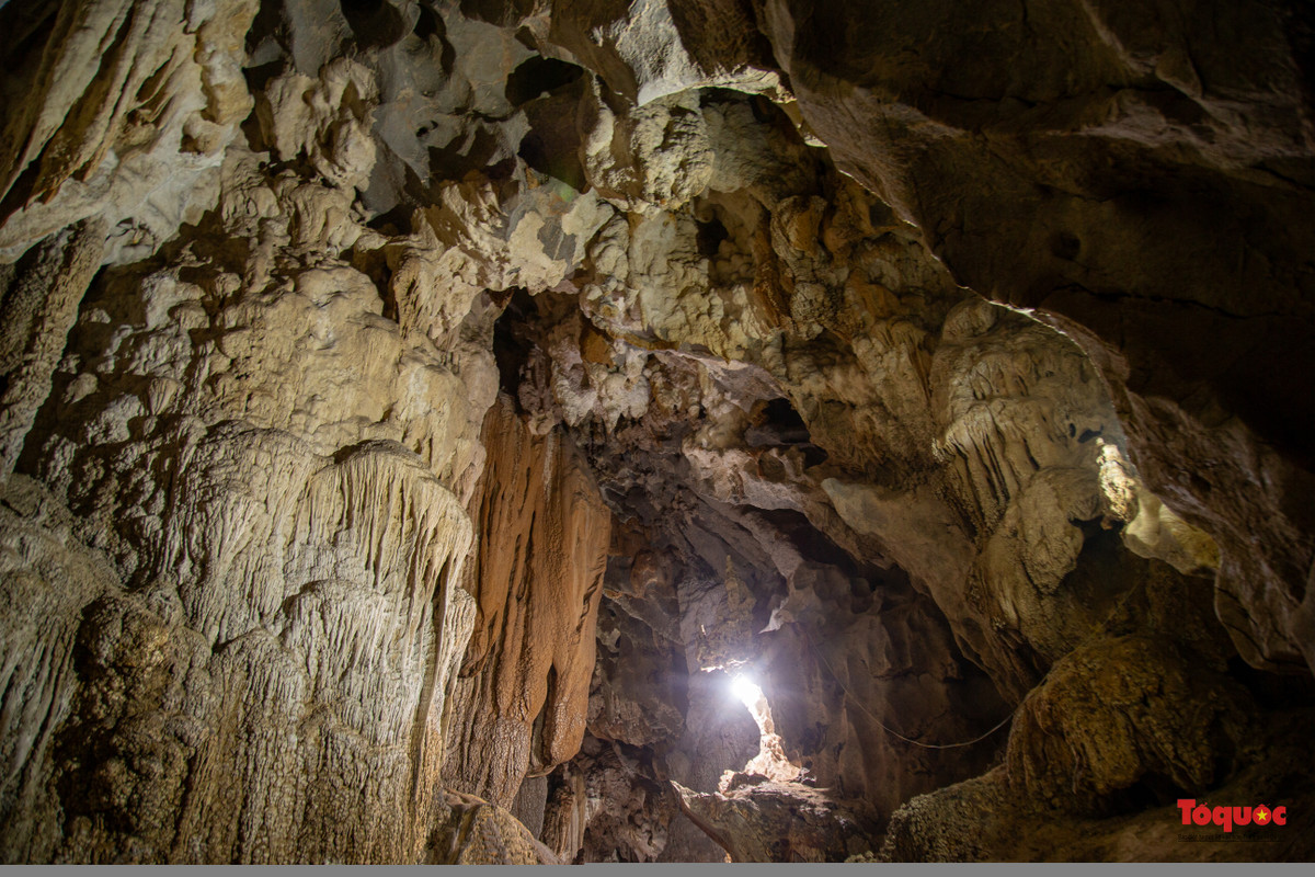 Sự đổ gãy cùng với việc hình thành cột thạch nhũ tạo nên những khe hở trong hang