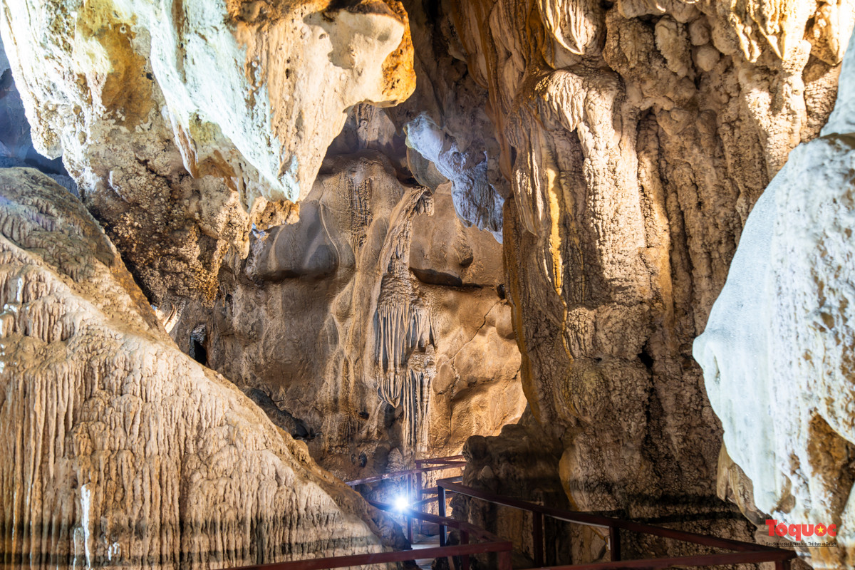 Một căn nhà với nhiều ngõ ngách, vách ngăn được tạo nên bởi thạch nhũ.