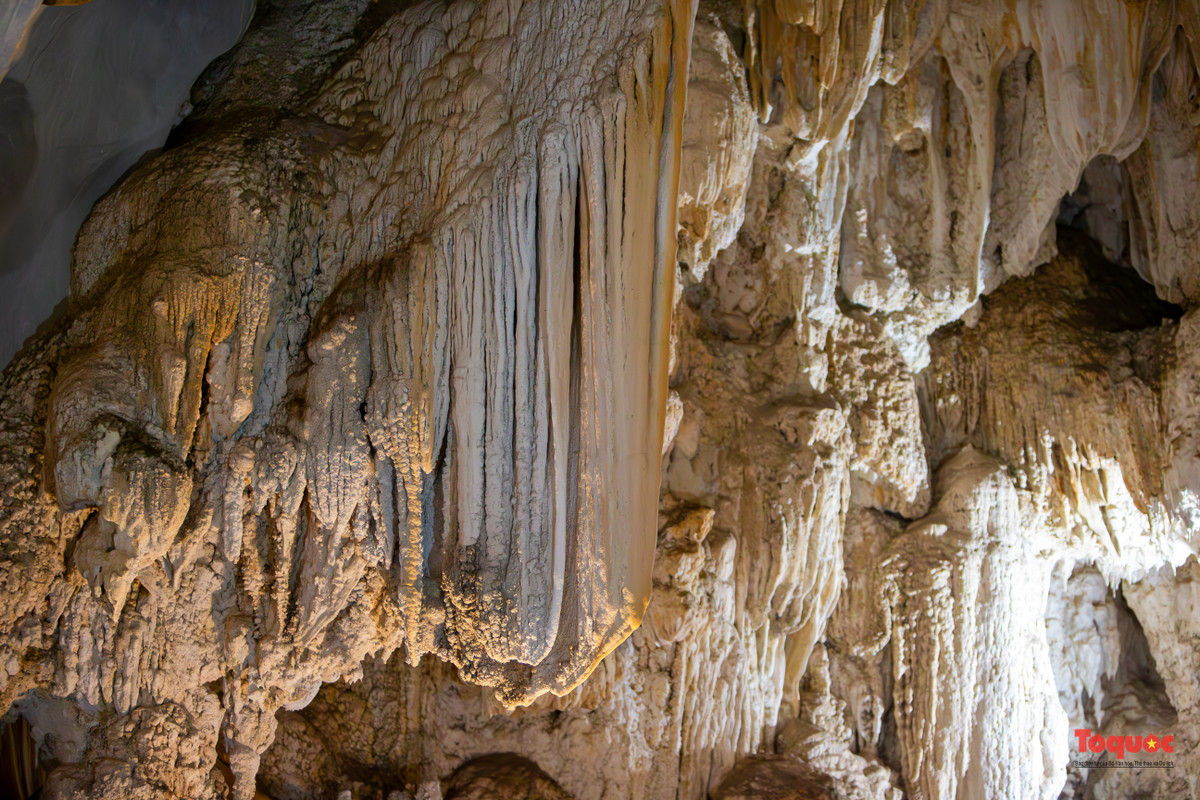 Những bức rèm nhũ lơ lửng giữa không trung