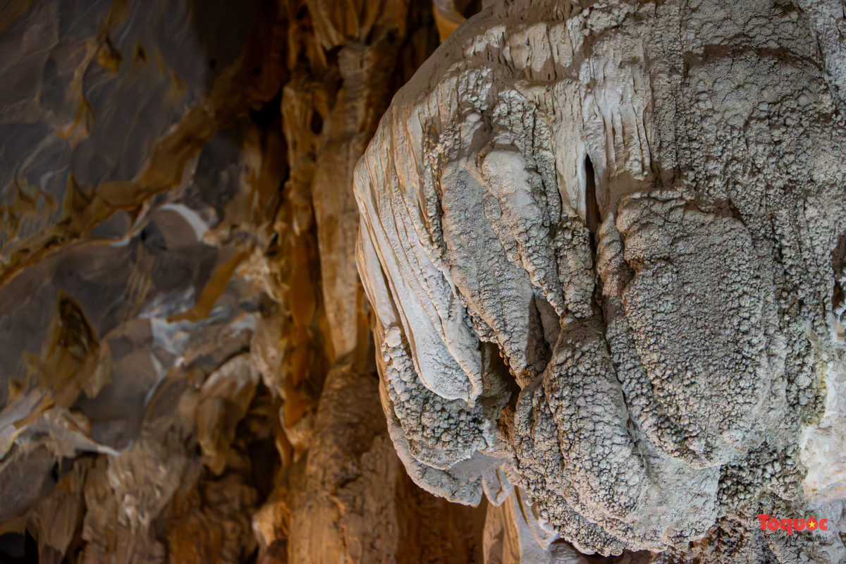 Một ấn tượng với hang Sơn Kiều đó là khối thạch nhũ xù xì, kết tạo từng viên như bỏng ngô bám lấy trần và vách hang