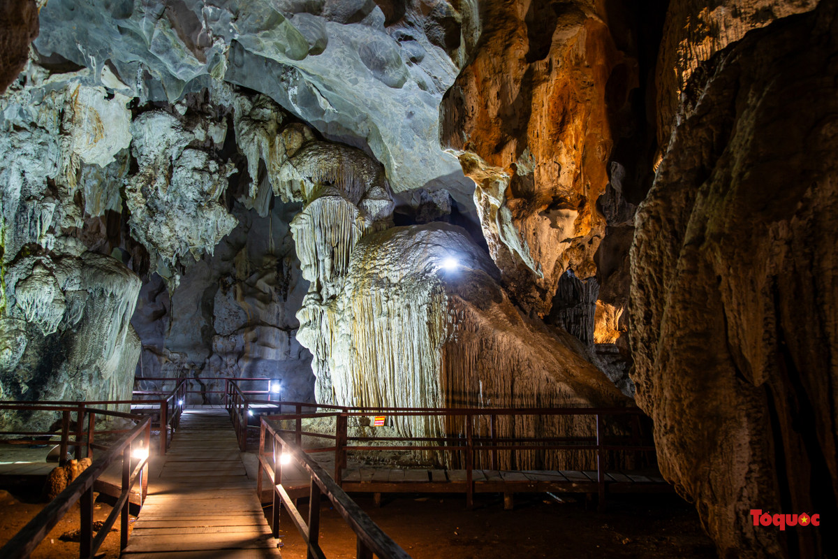 Chỉ cần vài bước chân, thạch nhũ ở hang có thể thay đổi từ màu vàng đặc trưng sang màu trắng và xám
