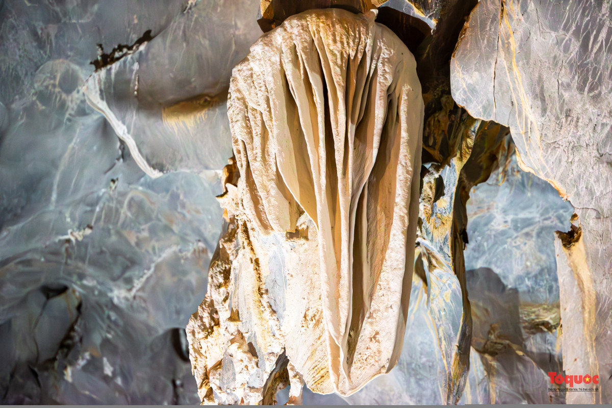 Một rặng thạch nhũ hình rèm đang hình thành