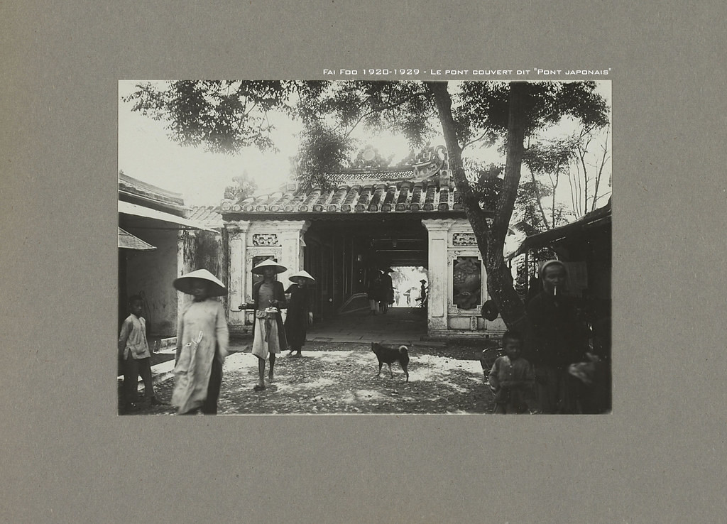 Khung cảnh đời thường ở Chùa Cầu thập niên 1920. Ảnh: Manhhai / Flickr.