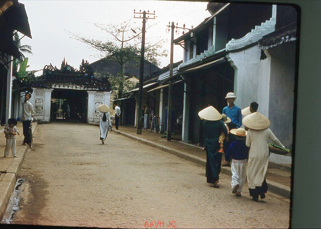 Lối vào Chùa Cầu năm 1959. Ảnh:Aavh.org.