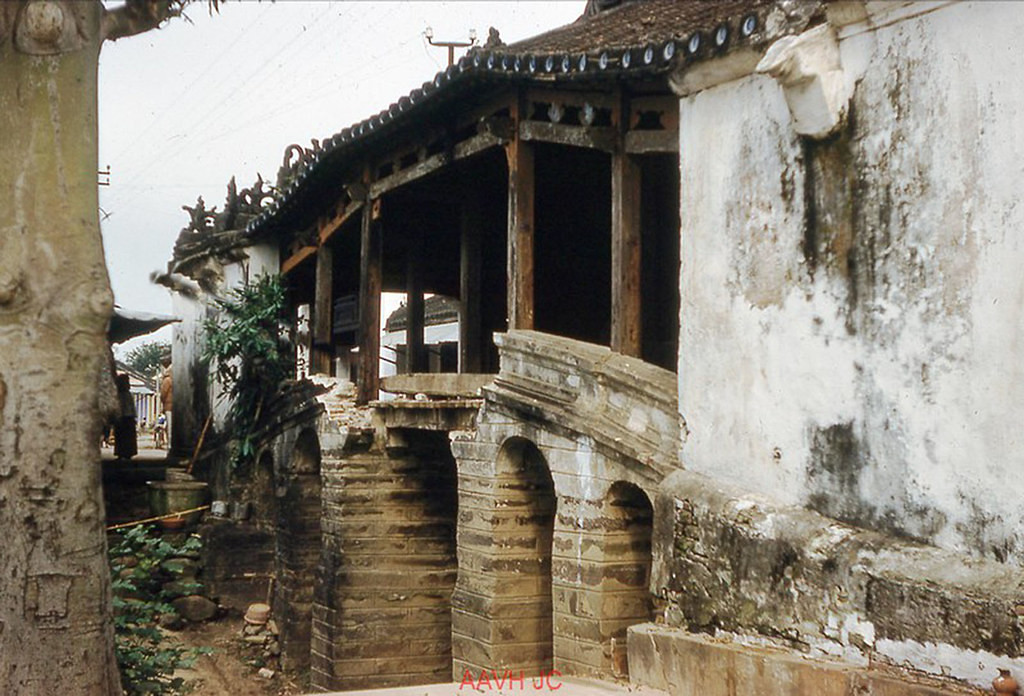 Một hình ảnh khác về Chùa Cầu năm 1959, với thành cầu đang bị hư hại. Ảnh:Aavh.org.