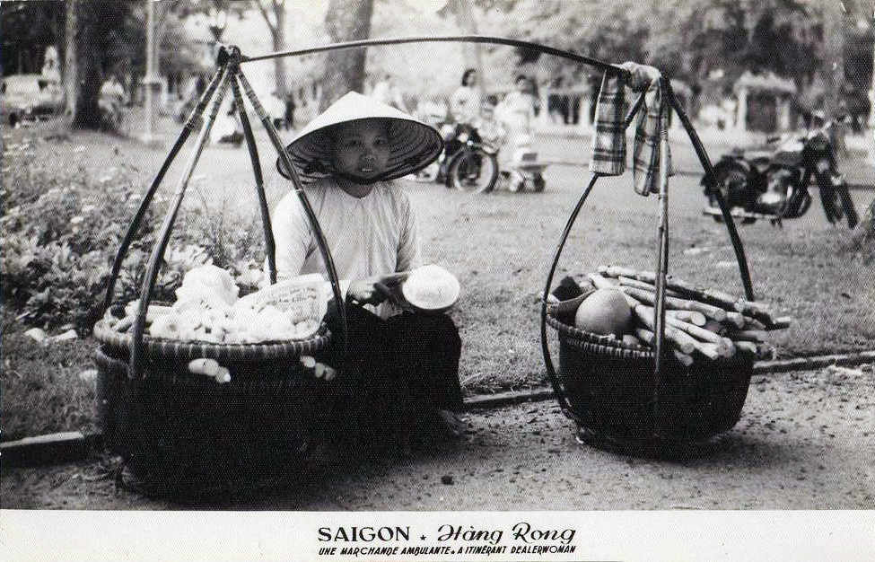 Gánh hàng bán bưởi và mía ghim của một cô gái. Ảnh: manhhai / Flickr.