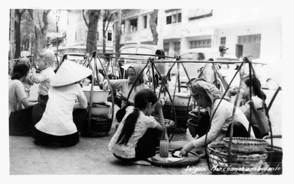 Góc phố Sài Gòn sinh động với những gánh hàng rong, Sài Gòn năm 1952. Ảnh: manhhai / Flickr.