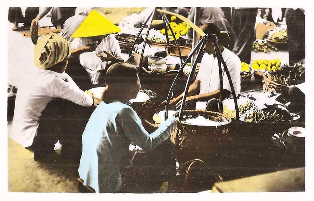 Các cô gái ăn quà vặt tại một gánh hàng rong, 1951. Ảnh: manhhai / Flickr.