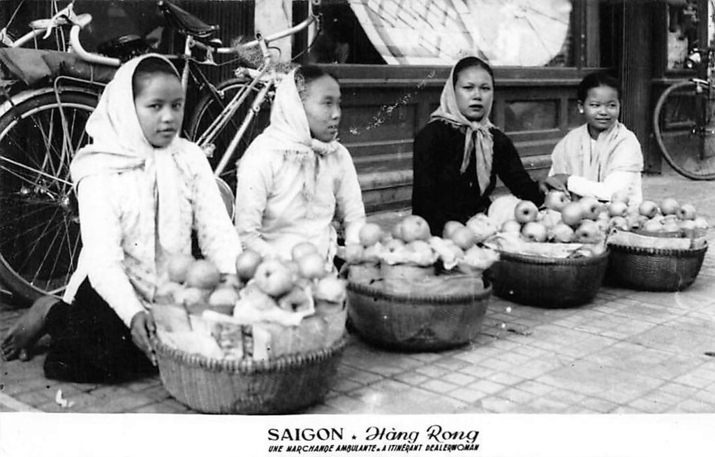 Những người phụ nữ bán trái cây trên vỉa hè Sài Gòn. Ảnh: manhhai / Flickr.