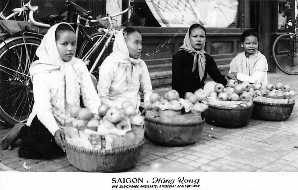 Những người phụ nữ bán trái cây trên vỉa hè Sài Gòn. Ảnh: manhhai / Flickr.