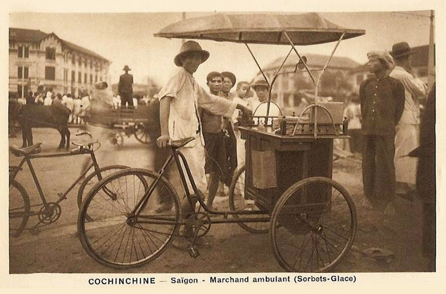 Xe bán nước giải khát dạo bên ngoài chợ Bến Thành. Ảnh: manhhai / Flickr.