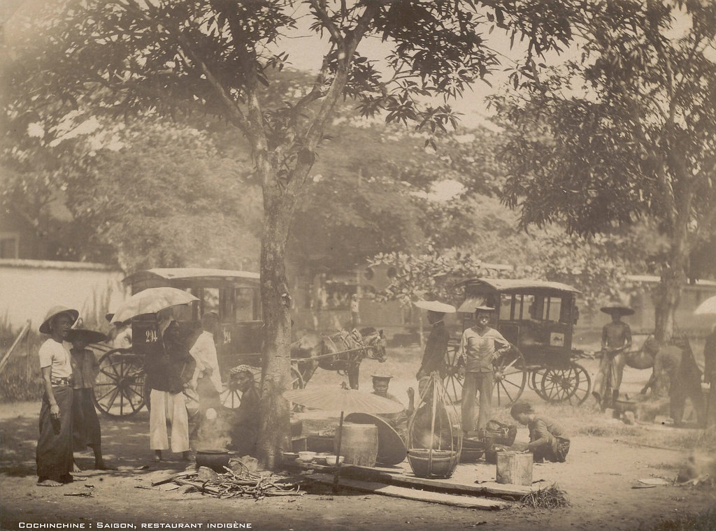 Hành khách trên xe ngựa xuống thưởng thức các món ăn từ gánh hàng bên đường, Sài Gòn khoảng cuối thế kỷ 19, đầu thế kỷ 20. Ảnh: manhhai / Flickr.