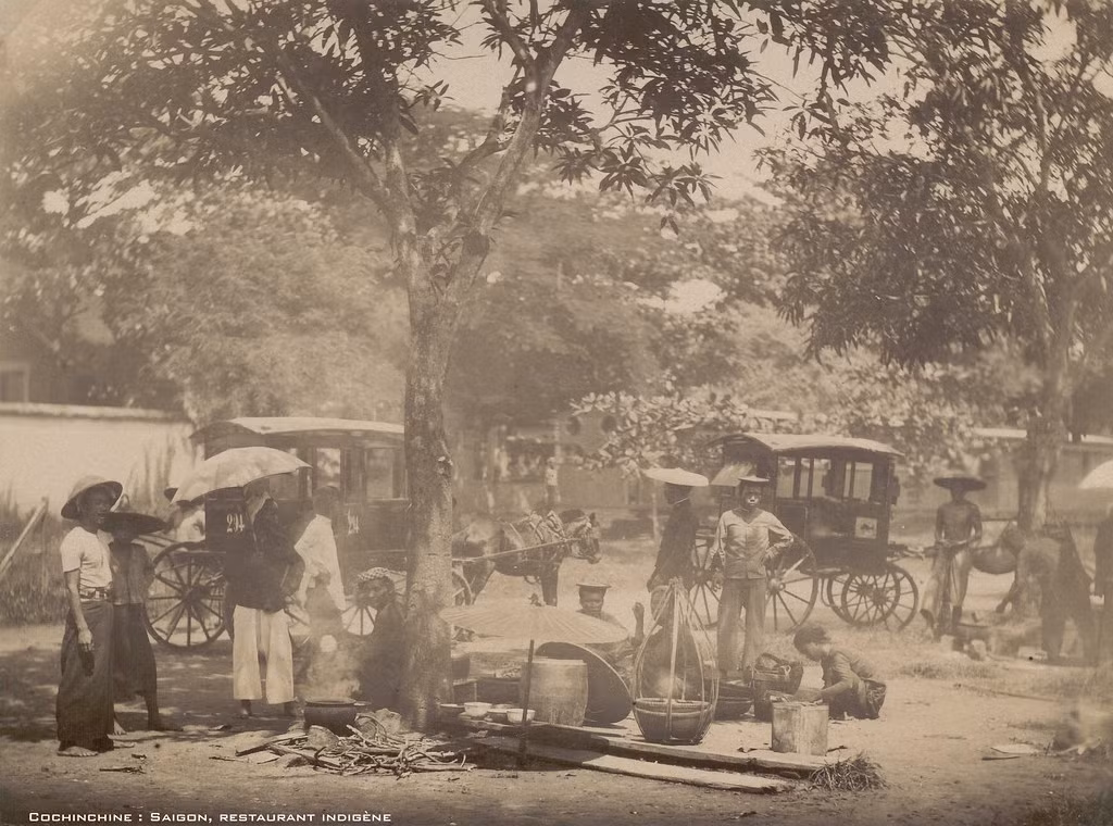 Hành khách trên xe ngựa xuống thưởng thức các món ăn từ gánh hàng bên đường, Sài Gòn khoảng cuối thế kỷ 19, đầu thế kỷ 20. Ảnh: manhhai / Flickr.