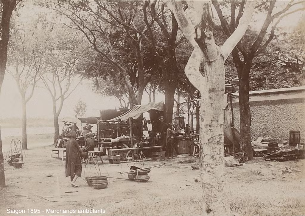 Những người bán hàng rong tập trung quanh một quán ăn ven đường, Sài Gòn năm 1895. Ảnh: manhhai / Flickr.