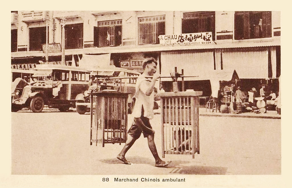 Gánh hàng rong trên phố Schroder, nay là phố Phan Châu Trinh, bên hông chợ Bến Thành. Ảnh: manhhai / Flickr.