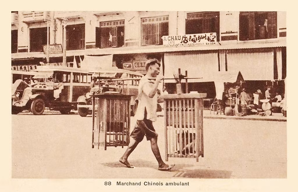 Gánh hàng rong trên phố Schroder, nay là phố Phan Châu Trinh, bên hông chợ Bến Thành. Ảnh: manhhai / Flickr.