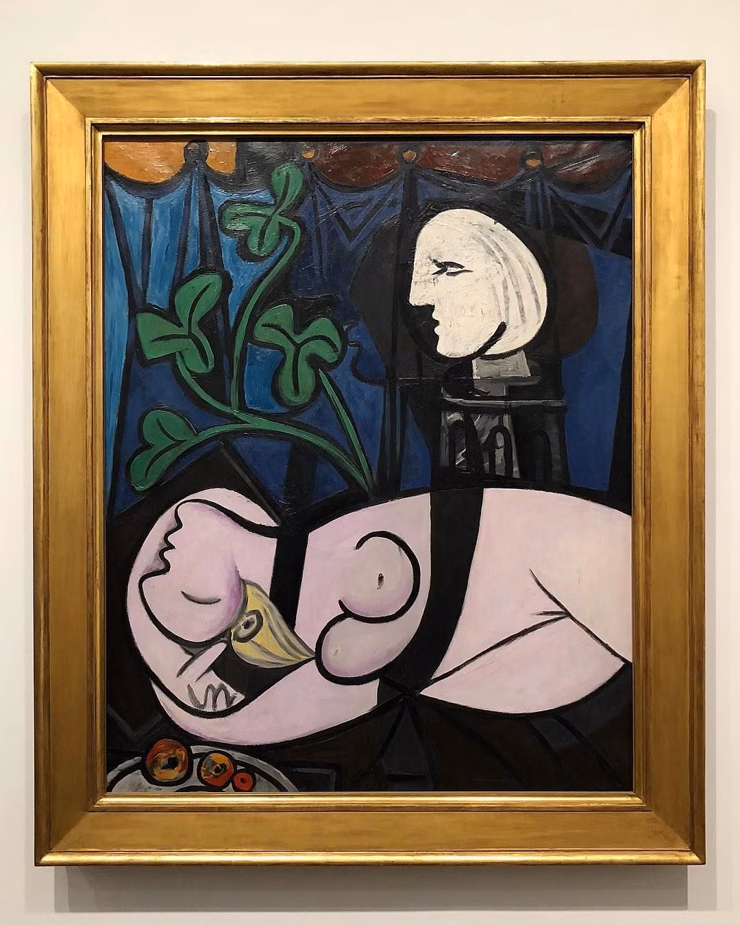  13. Nude, Green Leaves and Bust (1932). Một bức tranh bán khỏa thân với các yếu tố thiên nhiên, với màu sắc tươi sáng và các đường nét mềm mại. Tác phẩm này thể hiện sự gợi cảm và tình yêu, đồng thời là một ví dụ điển hình cho phong cách siêu thực của Picasso trong thập niên 1930. Ảnh: Pinterest.