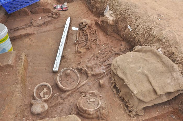 Cụ thể, bên trong di tích là dấu tích các giai đoạn văn hóa tiền Đông Sơn. Sườn ngoài của di tích là nơi chôn cất người chết, ở góc Tây Bắc mật độ chôn cất rất cao tạo thành một bãi mộ tiền Đông Sơn nằm tập trung với ít nhất hai giai đoạn cắt phá nhau. Ảnh: Nguyên Khánh / Báo Tiền Phong.