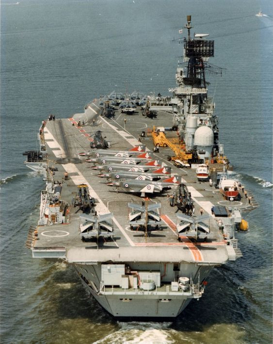  14. HMS Ark Royal – Anh. Thời gian hoạt động: 1938–1941. Thành tích: Tàu sân bay nổi tiếng của Hải quân Hoàng gia Anh trong Thế chiến II, đóng góp vào việc đánh chìm tàu Bismarck trước khi bị tàu ngầm U-boat của Đức đánh chìm vào năm 1941. Ảnh: Pinterest.