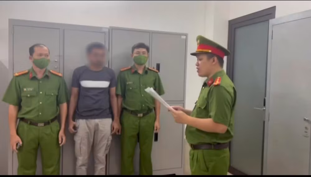 Bat giu nguoi nuoc ngoai van chuyen hon 700 vien kim cuong