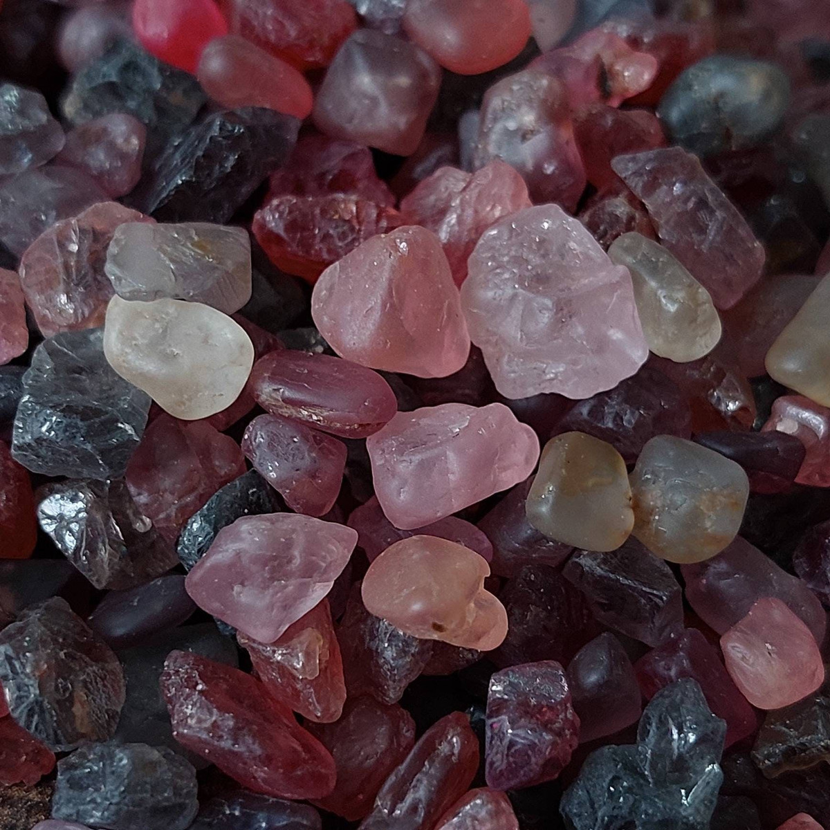  12. Spinel. Màu sắc: Đỏ, hồng, xanh, đen. Giá trị: Đá spinel đỏ từng bị nhầm lẫn với ruby. Những viên spinel đỏ hoặc xanh đậm là loại có giá trị cao. Ảnh: Pinterest.