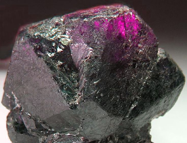  6. Alexandrite. Màu sắc: Đổi màu tùy theo ánh sáng, thường từ xanh lục trong ánh sáng ban ngày sang đỏ hoặc tím dưới ánh đèn. Giá trị: Alexandrite là một trong những loại đá quý hiếm nhất, và sự thay đổi màu sắc kỳ diệu làm cho nó trở nên rất có giá trị. Ảnh: Pinterest.
