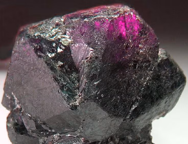  6. Alexandrite. Màu sắc: Đổi màu tùy theo ánh sáng, thường từ xanh lục trong ánh sáng ban ngày sang đỏ hoặc tím dưới ánh đèn. Giá trị: Alexandrite là một trong những loại đá quý hiếm nhất, và sự thay đổi màu sắc kỳ diệu làm cho nó trở nên rất có giá trị. Ảnh: Pinterest.