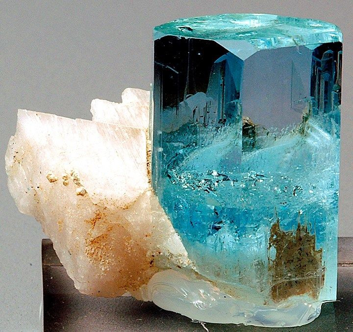  10. Aquamarine. Màu sắc: Xanh nhạt đến xanh lam đậm. Giá trị: Những viên aquamarine có màu xanh lam đậm được ưa chuộng nhất. Đây là viên đá quý tượng trưng cho sự bình yên và trong sạch. Ảnh: Pinterest.