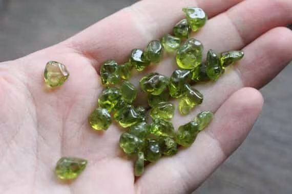  11. Peridot. Màu sắc: Xanh lá cây. Giá trị: Peridot có màu xanh lục sáng và là một trong số ít loại đá quý chỉ có một màu duy nhất. Những viên đá peridot lớn và không tì vết là rất quý hiếm. Ảnh: Pinterest.