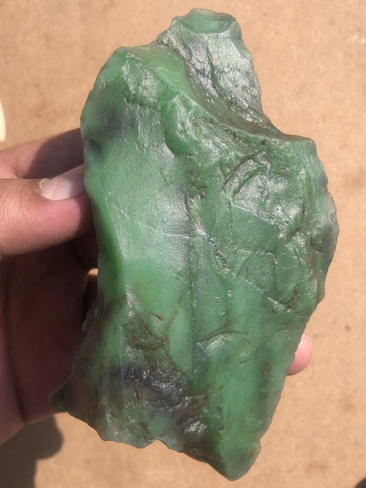  8. Jade (Ngọc bích). Màu sắc: Xanh lá cây, trắng, tím. Giá trị: Ngọc bích xanh (jadeite) là loại ngọc bích có giá trị cao nhất, đặc biệt là từ Myanmar. Ngọc bích chất lượng cao được tôn sùng trong văn hóa Á Đông. Ảnh: Pinterest.