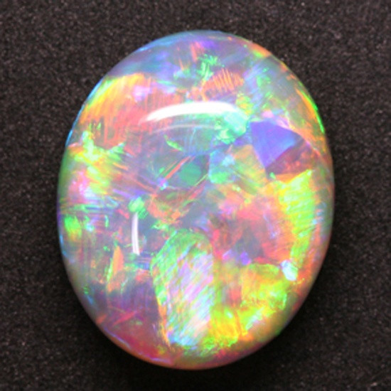 7. Opal (Ngọc mắt mèo). Màu sắc: Trắng, đen, đỏ, xanh, với ánh phản chiếu rực rỡ huyền ảo. Giá trị: Opal đen và opal lửa là hai loại hiếm và có giá trị cao. Opal đen từ Úc đặc biệt quý giá nhờ màu sắc rực rỡ. Ảnh: Pinterest.