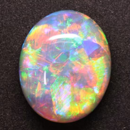  7. Opal (Ngọc mắt mèo). Màu sắc: Trắng, đen, đỏ, xanh, với ánh phản chiếu rực rỡ huyền ảo. Giá trị: Opal đen và opal lửa là hai loại hiếm và có giá trị cao. Opal đen từ Úc đặc biệt quý giá nhờ màu sắc rực rỡ. Ảnh: Pinterest.