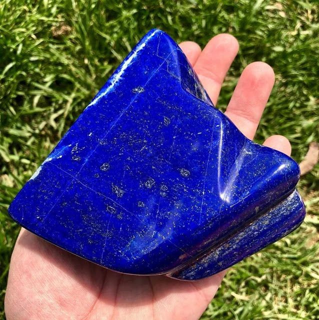  15. Lapis Lazuli (Ngọc lưu ly). Màu sắc: Xanh dương đậm, có các vân màu vàng (pyrite). Giá trị: Được tôn sùng từ thời cổ đại, đặc biệt trong các nền văn hóa Ai Cập và Lưỡng Hà. Loại có màu xanh dương đậm, không có tạp chất, là quý hiếm nhất. Ảnh: Pinterest.
