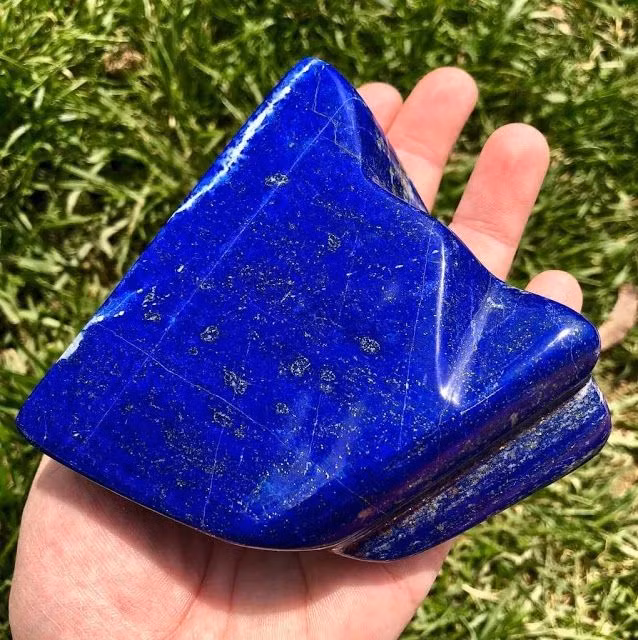  15. Lapis Lazuli (Ngọc lưu ly). Màu sắc: Xanh dương đậm, có các vân màu vàng (pyrite). Giá trị: Được tôn sùng từ thời cổ đại, đặc biệt trong các nền văn hóa Ai Cập và Lưỡng Hà. Loại có màu xanh dương đậm, không có tạp chất, là quý hiếm nhất. Ảnh: Pinterest.