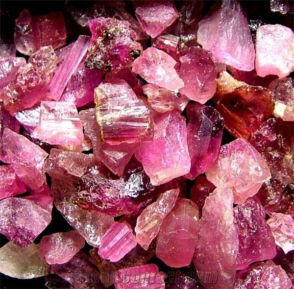  9. Tourmaline. Màu sắc: Đa dạng, từ xanh, hồng, đỏ, đến đa sắc. Giá trị: Tourmaline hồng (rubellite) và tourmaline xanh lục (verdelite) là hai loại đá quý hiếm gặp, có giá trị cao. Ảnh: Pinterest.