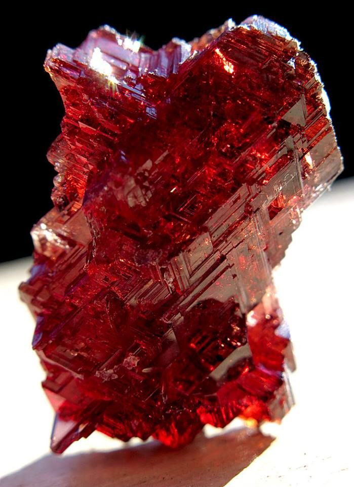 14. Garnet (Ngọc thạch lựu). Màu sắc: Đỏ, cam, xanh lá, vàng, hồng. Giá trị: Garnet màu cam (spessartine) và xanh lục (tsavorite) là những biến thể hiếm và có giá trị cao của loại đá này. Ảnh: Pinterest.