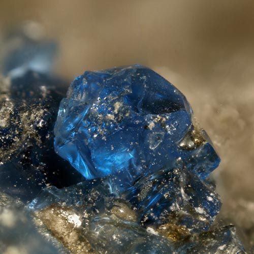  3. Sapphire (Lam ngọc). Màu sắc: Xanh, hồng, cam, vàng, tím. Giá trị: Sapphire xanh thẫm là loại phổ biến nhất và có giá trị cao nhất. Một biến thể cực hiếm là sapphire Padparadscha, có màu hồng-cam. Ảnh: Pinterest.