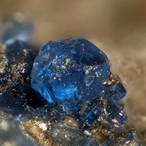  3. Sapphire (Lam ngọc). Màu sắc: Xanh, hồng, cam, vàng, tím. Giá trị: Sapphire xanh thẫm là loại phổ biến nhất và có giá trị cao nhất. Một biến thể cực hiếm là sapphire Padparadscha, có màu hồng-cam. Ảnh: Pinterest.