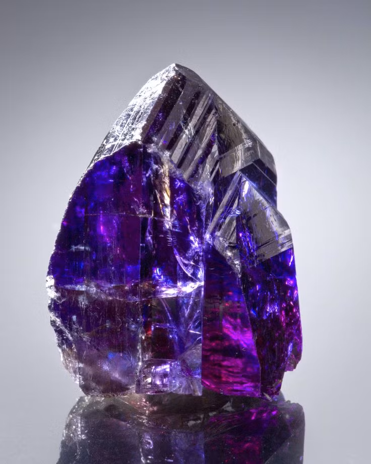  5. Tanzanite. Màu sắc: Xanh tím đến tím đậm. Giá trị: Được tìm thấy ở một nơi duy nhất trên thế giới là Tanzania. Tanzanite có màu sắc độc đáo và sự hiếm có làm tăng giá trị của nó. Ảnh: Pinterest.