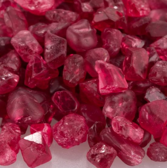  2. Ruby (Hồng ngọc). Màu sắc: Đỏ, từ đỏ sáng đến đỏ thẫm. Giá trị: Ruby đỏ đậm và có độ trong cao là loại quý hiếm và được săn đón nhất. Những viên ruby xuất sắc có thể có giá trị tương đương hoặc cao hơn cả kim cương. Ảnh: Pinterest.