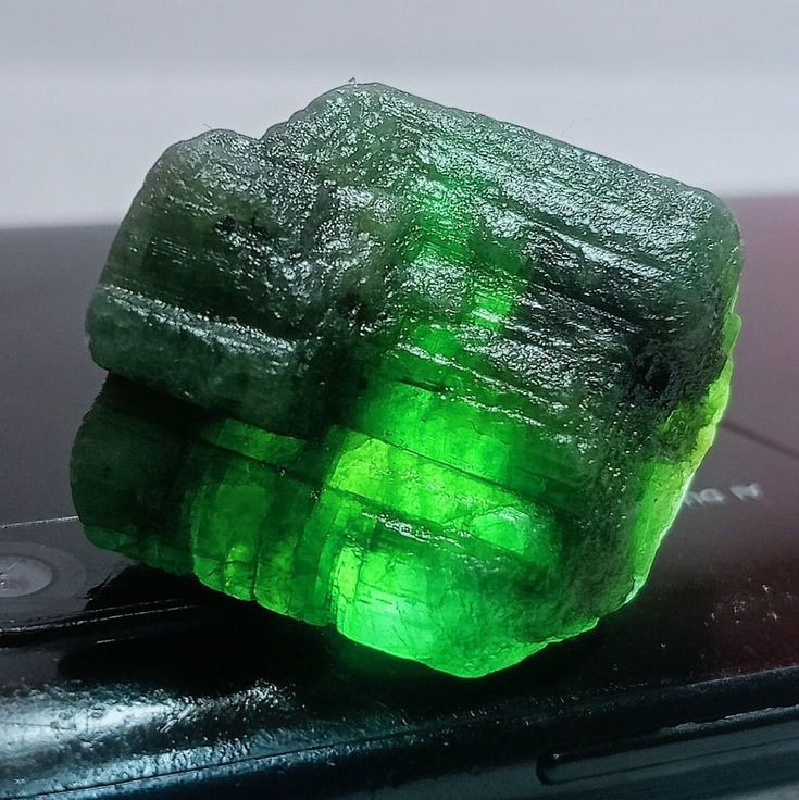  4. Emerald (Ngọc lục bảo). Màu sắc: Xanh lục, xanh lục sáng. . Giá trị: Ngọc lục bảo có độ trong cao và màu xanh tươi sáng là loại có giá trị cao nhất. Được yêu thích từ thời cổ đại, emerald chất lượng cao rất hiếm. Ảnh: Pinterest.