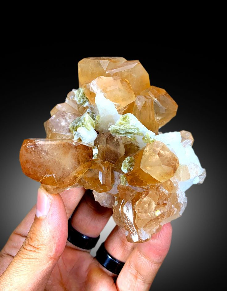  13. Topaz (Hoàng ngọc). Màu sắc: Vàng, xanh dương, hồng, không màu. Giá trị: Topaz vàng (Imperial topaz) và topaz hồng là hai loại quý hiếm và có giá trị nhất trong các loại đá topaz. Ảnh: Pinterest.