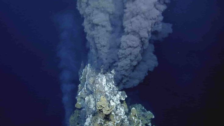  2. Thuyết Thủy nhiệt (Hydrothermal Vent). Giả thuyết này cho rằng sự sống bắt đầu từ các miệng phun thủy nhiệt dưới đáy đại dương, nơi các hóa chất giàu năng lượng có thể đã cung cấp điều kiện thích hợp cho các phản ứng hóa học dẫn đến hình thành các sinh vật đơn giản. Ảnh: Pinterest.