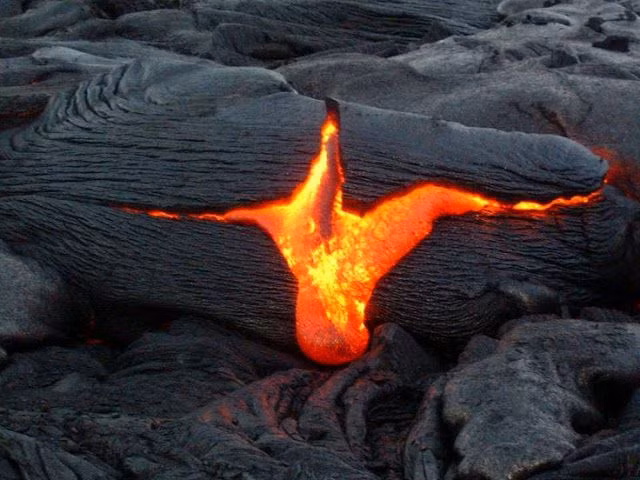  12. Giả thuyết Núi lửa khởi nguồn (Volcanic Origin). Giả thuyết này cho rằng sự sống có thể đã bắt đầu từ các vùng gần núi lửa, nơi cung cấp năng lượng và hóa chất từ các đợt phun trào núi lửa, giúp các phản ứng hóa học hữu cơ diễn ra. Ảnh: Pinterest.