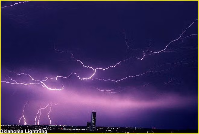  10. Giả thuyết Điện khí quyển (Atmospheric Electricity). Giả thuyết này đề xuất rằng sự sống đã khởi đầu từ các phản ứng hóa học được kích hoạt bởi các hiện tượng điện trong khí quyển, chẳng hạn như sét, làm biến đổi các hợp chất vô cơ thành hữu cơ. Ảnh: Pinterest.