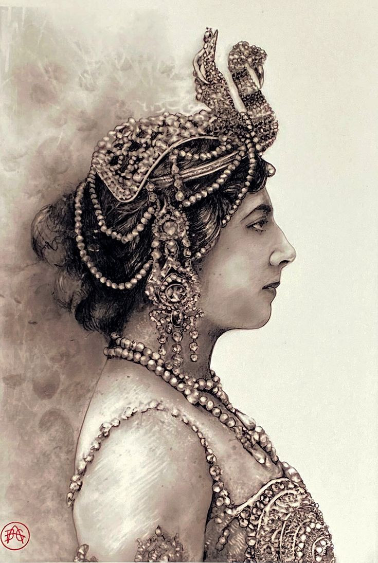  3. Mata Hari (1876-1917) - Hà Lan. Mata Hari là một vũ nữ thoát y nổi tiếng và kỹ nữ hạng sang người Hà Lan, hoạt động trong thập niên đầu của thế kỷ 20. Bà trở thành biểu tượng của sự quyến rũ và lôi cuốn. Bà bị buộc tội làm gián điệp cho Đức, dẫn đến việc bị hành quyết vào năm 1917. Ảnh: Pinterest.