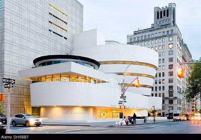  4. Bảo tàng Guggenheim (New York, Hoa Kỳ). Năm hoàn thành: 1959. Đặc điểm: Với thiết kế hình xoắn ốc độc đáo, bảo tàng Guggenheim ở New York đã làm thay đổi cách nhìn nhận về không gian triển lãm nghệ thuật. Ảnh: Pinterest.