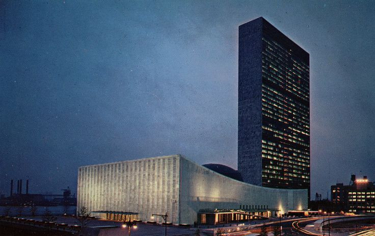  10. Tòa nhà Hội nghị của Liên Hợp Quốc (New York, Hoa Kỳ). Năm hoàn thành: 1952. Đặc điểm: Công trình là biểu tượng cho hòa bình và hợp tác quốc tế, với kiến trúc hiện đại và không gian mở, phù hợp cho các hoạt động quốc tế. Ảnh: Pinterest.