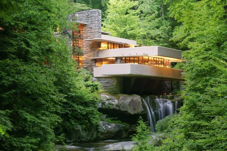  5. Nhà kính Fallingwater (Pennsylvania, Hoa Kỳ). Năm hoàn thành: 1939. Đặc điểm: Được xây dựng ngay trên một thác nước, Fallingwater là một ví dụ nổi bật về sự hòa quyện giữa kiến trúc và thiên nhiên, trở thành một trong những công trình nhà ở nổi tiếng nhất của thế kỷ 20. Ảnh: Pinterest.